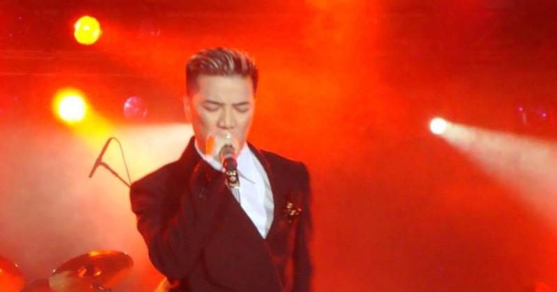 Hình ảnh minh họa sự khác biệt hoặc tương đồng giữa showbiz Việt Nam và Trung Quốc khi đối mặt với scandal, có thể dùng biểu tượng hai lá cờ hoặc bản đồ.