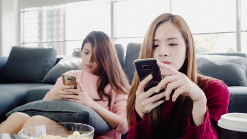 Một người đang sử dụng điện thoại thông minh để gửi icon thương thương trên mạng xã hội.