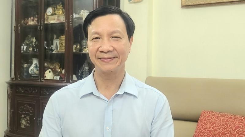 Hình ảnh một nghệ sĩ đang luyện tập vũ đạo hoặc diễn xuất trong phòng tập, thể hiện sự nỗ lực và khổ luyện đằng sau ánh hào quang sân khấu.