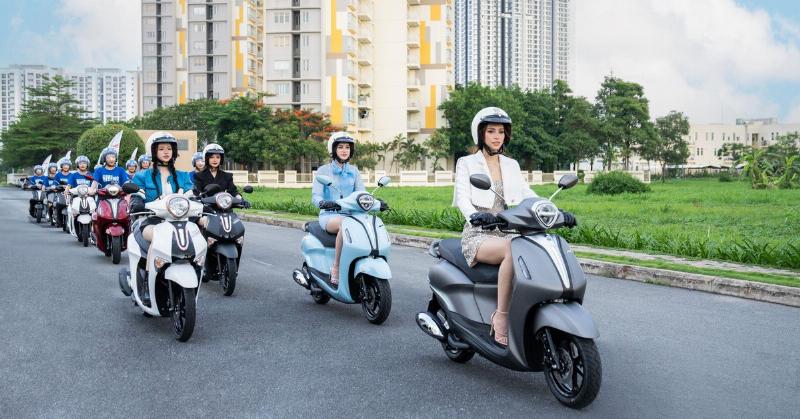 Anh chup mot trai bai tarot tinh yeu dang mo rong tren ban, cac la bai duoc sap xep theo mot cau truc nhat dinh.
