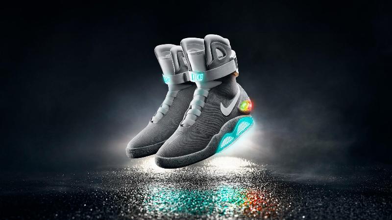 Một bức ảnh mang tính biểu tượng về tương lai của văn hóa sneaker và streetwear, có thể bao gồm các yếu tố bền vững hoặc công nghệ mới.