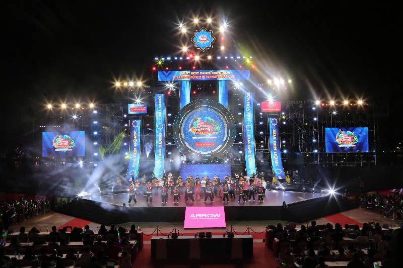 Vũ Mai Hương tràn đầy năng lượng trên sân khấu một sự kiện âm nhạc lớn, khuấy động không khí.